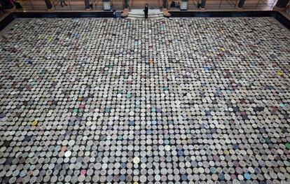 Fotografía de la instalación 'Stools' ('Taburetes'), del artista chino Ai Weiwei, incluida en la exposición 'Evidence' en Berlín.