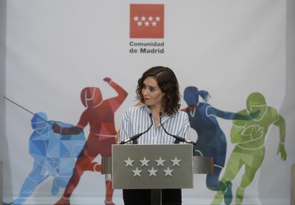 La presidenta de la Comunidad de Madrid, Isabel Díaz Ayuso, interviene en el acto para recibir el título de Maratoniana de Honor.