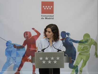 La presidenta de la Comunidad de Madrid, Isabel Díaz Ayuso, interviene en el acto para recibir el título de Maratoniana de Honor.