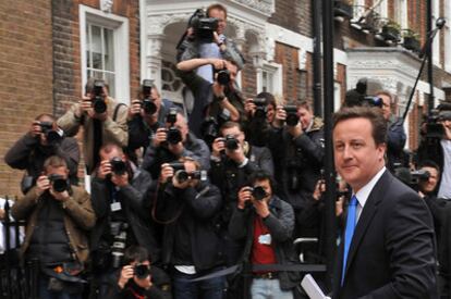 Cameron pasa por delante de los fotógrafos momentos antes de ofrecer una conferencia de prensa en Londres.