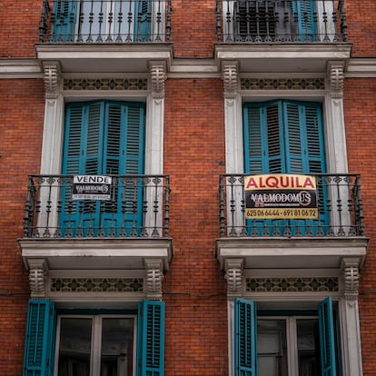 DVD 1032 (17-12-20)
Carteles de venta y alquiler de pisos en el barrio de La Latina. 
Foto: Olmo Calvo
