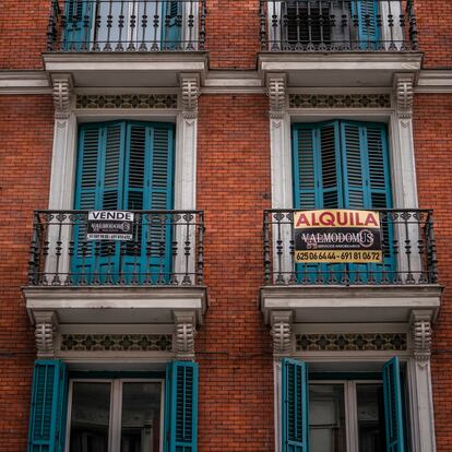 Carteles de venta y alquiler de pisos en el barrio de La Latina, Madrid.