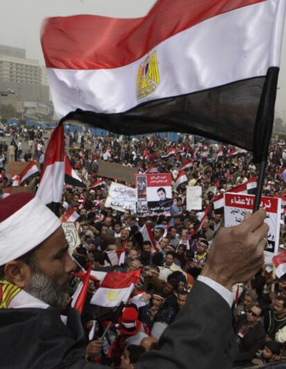 La bandera egipcia ondea frente a miles de manifestantes reunidos en la plaza de Tahrir, en El Cairo, el 25 de febrero de 2011.