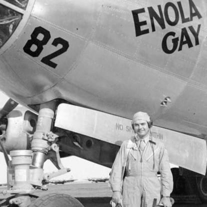 En esta imagen de archivo, Paul Tibbets posa al lado del <i>Enola Gay</i>, desde donde se lanzó la bomba atómica sobre Hiroshima en 1945