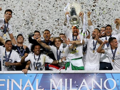 Os jogadores do Real Madrid comemoram o título.