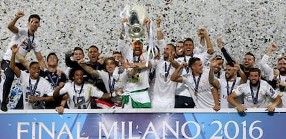 Los jugadores del Madrid celebran el título.