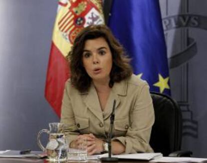 La vicepresidenta del Gobierno, Soraya Sáenz de Santamaría, durante la rueda de prensa que ha ofrecido hoy tras la reunión del Consejo de Ministros.