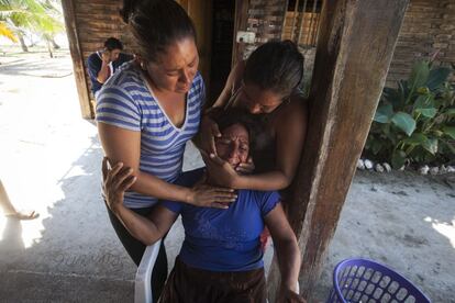 Emilia García Cabrera (c), madre del niño Hidelberto Reyes -asesinado el pasado 19 de julio durante la manifestación en contra de la detención del comandante Cemei Verdia- es consolada por sus hijas.