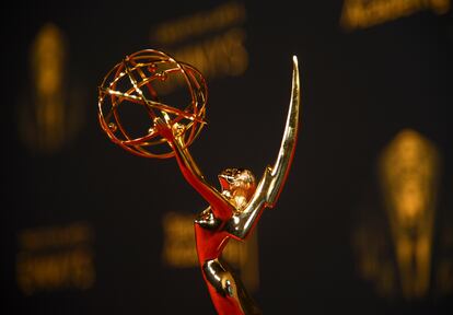 Una estatuilla de los premios Emmy.