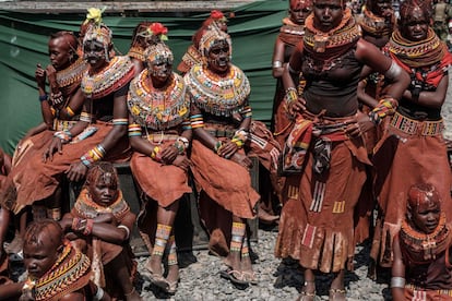 Bailarinas de la tribu turkana a la derecha y de la rendile a la izquierda, observan una de las actuaciones que se llevan a cabo en el festival. Los abalorios de cada etnia son diferentes y por eso es fácil distinguir a los miembros de cada una de ellas.