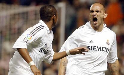 Raul Bravo (d) celebra con Robinho un gol en 2006 al Athletic.