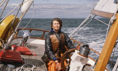 Selma Huxley Barkham navegando en aguas de Terranova en 1982. 