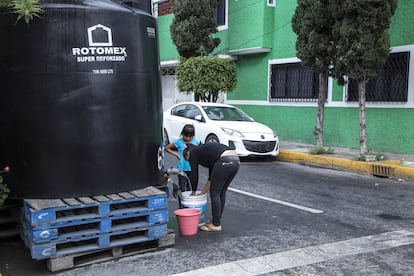 Una vecina de la colonia Ciudad Lago en Ciudad Neza, Estado de México, se abastece de agua en una cisterna instalada por el Ayuntamiento local.
