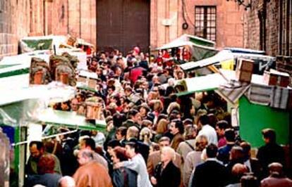 Ambiente de la Fira de Santa Llúcia, en los alrededores de la Catedral de Barcelona.