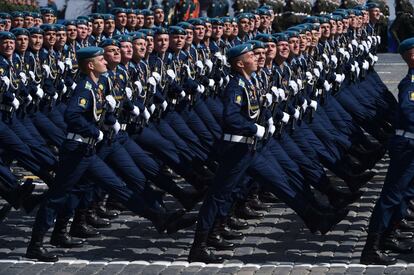 Militares desfilam diante das autoridades e comandos do Exército.