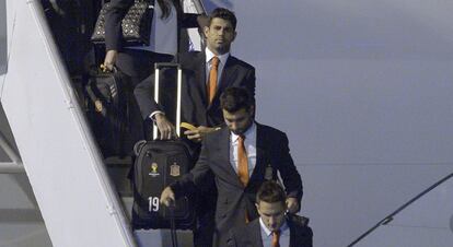 Koke, Albiol y Diego Costa, a su llegada al aeropuerto de Curitiba (Brasil)