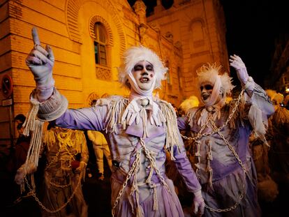 Uno de los componentes de la chirigota del Carnaval de Cádiz 'Los mi alma', en el pasacalles previo a actuar en el Concurso de Agrupaciones de este año.