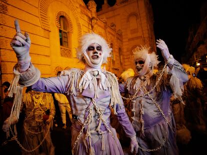 Uno de los componentes de la chirigota del Carnaval de Cádiz 'Los mi alma', en el pasacalles previo a actuar en el Concurso de Agrupaciones de este año.