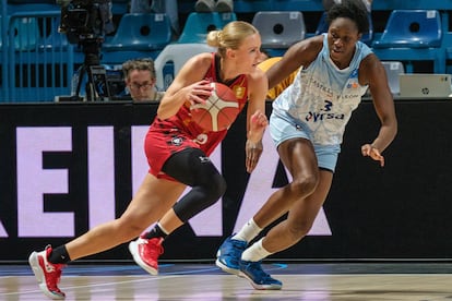 Sika Koné (d) defiende a Petra Holesinska (i) durante las semifinales de Copa de la Reina de baloncesto entre Perfumerías Avenida y Casademont Zaragoza.