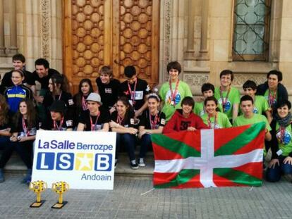 Los equipos premiados de la 'ikastola' Lauro y La Salle Berrozpe que han sido premiados.