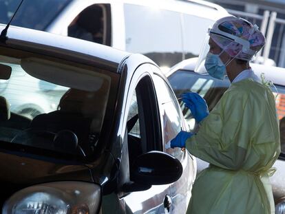 Una sanitaria realiza una prueba a un conductor en uno de los centros de test rápidos de Roma.