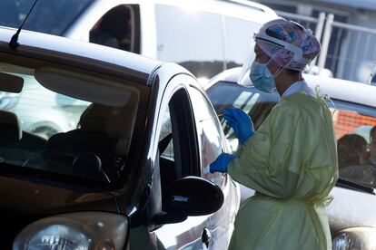 Una sanitaria realiza una prueba a un conductor en uno de los centros de test rápidos de Roma.