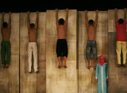 Un momento del espectáculo <i>Chouf Ouchouf</i>, de Zimmerman & De Perrot.