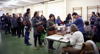 Cola de electores en un colegio de Barcelona el pasado diciembre.