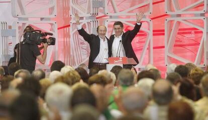 Alfredo Pérez Rubalcaba y Patxi López saludan a los asistentes al mitin que han ofrecido en el Kursaal de San Sebastián.