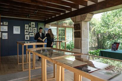 Nicolás Guerrero, nieto Álvaro Mutis y Emilia García, nieta de García Márquez, observan parte de la exposición ‘Intacta Materia’.