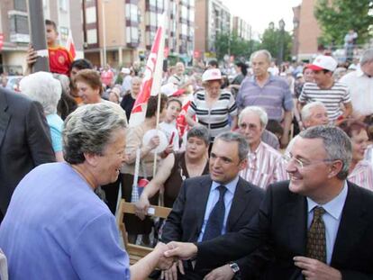 Sebastián, Simancas y el ministro Caldera saludan al público en Vallecas.