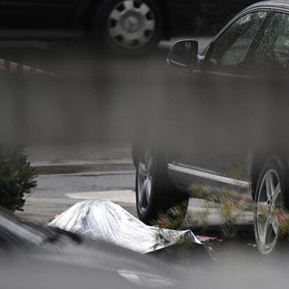 El cadáver de Ignacio Uria yace en el lugar de Azpeitia donde le alcanzaron los tiros de los pistoleros.