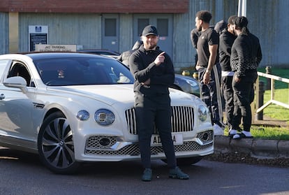 Daniel Dowling-Brooks, un preso que ha sido puesto en libertad por la medida del Gobierno de Starmer, posa frente a un Bentley, en las cercanas de la prisin de Swaleside. 