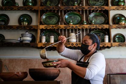Una cocinera sirve un platillo en La casa de Blanca, en Tzintzuntzan (Michoacán).