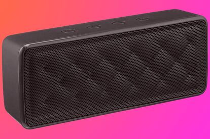 Amazon Basics ofrece también una línea de altavoces bluetooth. Este es uno de los más interesantes, cuenta con dos altavoces internos de 2,5 vatios y una entrada de audio de 3,5mm para conectar sin necesidad del bluetooth. La batería recargable con la que cuenta ofrece hasta 8 horas de reproducción continua.