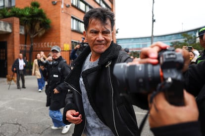 Un simpatizante del exmandatario colombiano se enfrenta a un periodista a las afueras del juzgado.