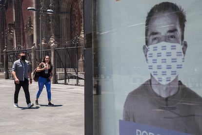 Entre médicos, enfermeras, especialistas y otros trabajadores de apoyo a la salud han muerto 2.159 personas, según los datos que actualiza Héctor Hernández Bringas, investigador de la UNAM. En la imagen, las calles del centro de Ciudad de México en marzo de 2021.