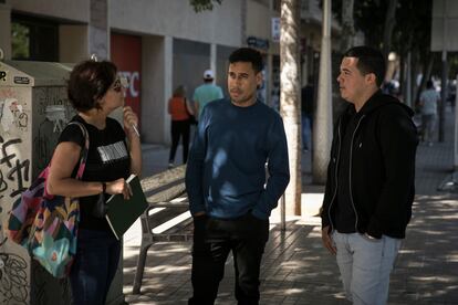 La escritora Melba Escobar charla con Javier Cárdenas (centro) y Joan Moncada (der.), 'riders' de Glovo en Barcelona.