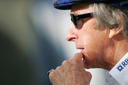 Jackie Stewart observa la segunda sesión de entrenamientos del Gran Premio de Melbourne en 2006.