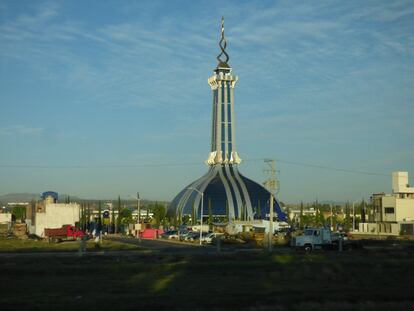 La arquitectura religiosa ha sido capaz de darnos los más excelsos ejemplos de lo que es capaz de conseguir la raza humana. También de lo contrario. Ambas cosas son lógicas porque la religión en general se presta a los extremos. Pero entonces llega esta iglesia, una inexplicable construcción en medio de Silao. Aunque en realidad la culpa es nuestra por intentar comprender lo insondable. Pare, que nos bajamos.