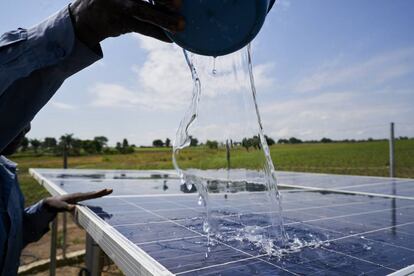 La ONG probó un sistema piloto de bomba de agua con energía solar con 300 familias de Ghana.