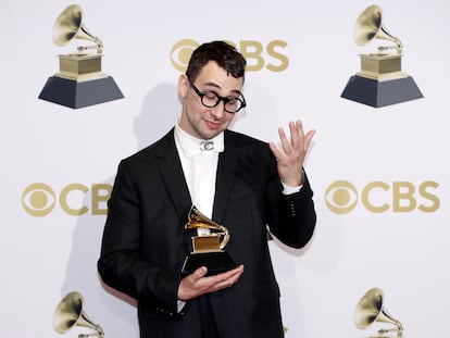 Jack Antonoff posa con su recién recogido Grammy al mejor productor del año.