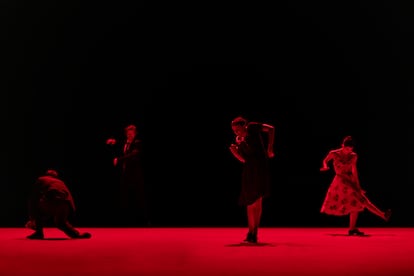 Un momento de la representación de 'Like a Human', en el espectáculo 'Verwandlung', con el Ballet de Basilea, de Saburo Teshigawara.