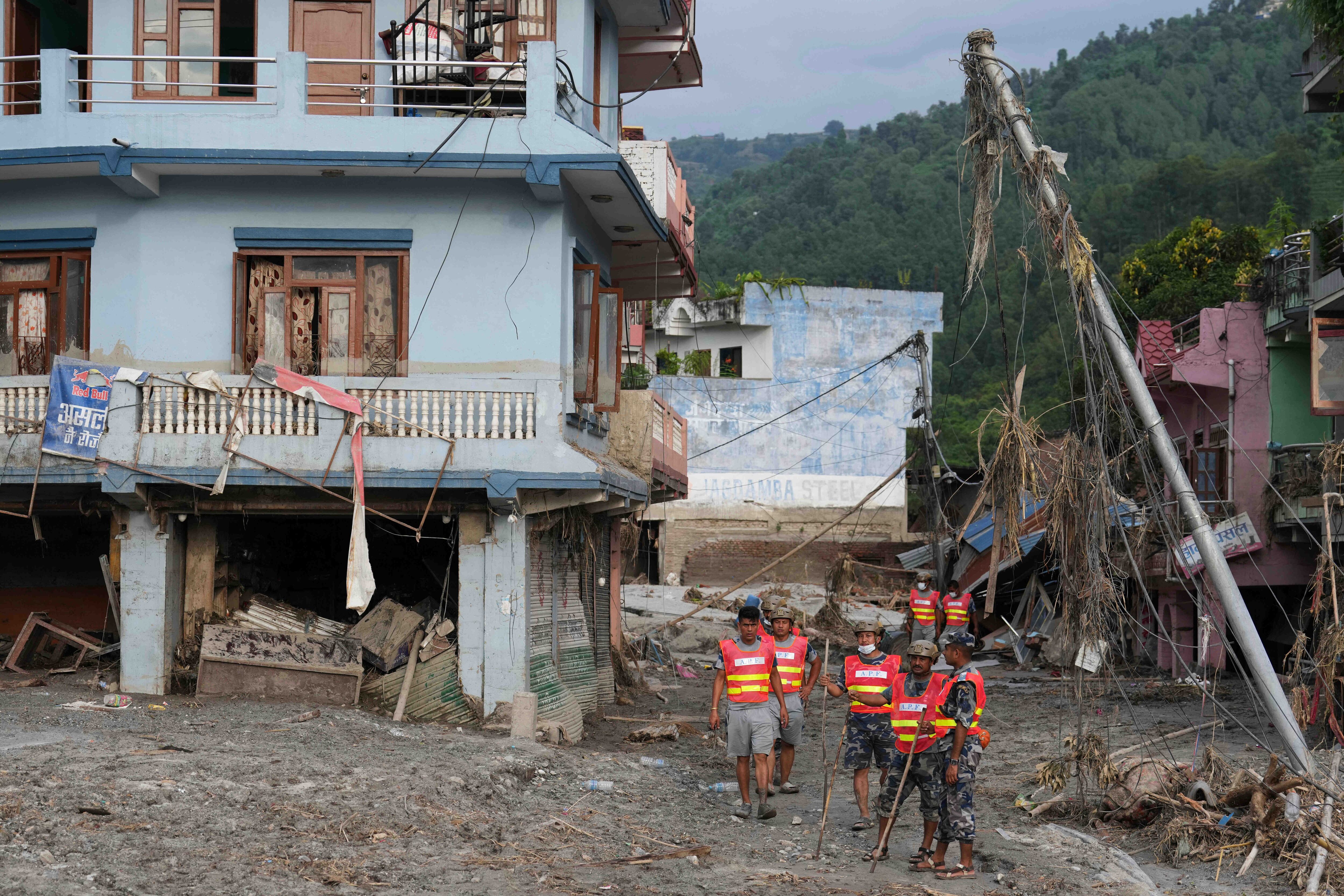Rescatado uno de los tres españoles desaparecidos tras las riadas en Nepal