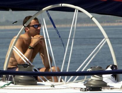 1 de julio de 2001. Don Felipe de Borbón, a bordo del 'Sirius', espera la orden de salida en la última jornada de la tercera edición del Trofeo de Su Majestad La Reina-XIV Copa Almirante Sánchez Barcáiztegui, que se disputó en Valencia.