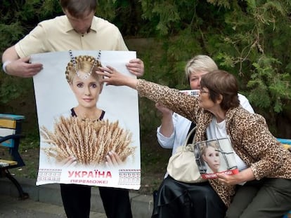 Seguidores de Timoshenko sostienen carteles con su retrato cerca del hospital donde se encuentra en Kharkiv (Ucrania).