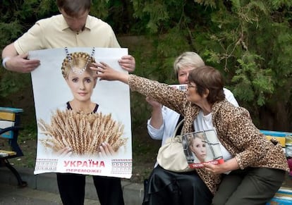 Seguidores de Timoshenko sostienen carteles con su retrato cerca del hospital donde se encuentra en Kharkiv (Ucrania).