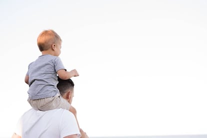 Un padre juega con su hijo.