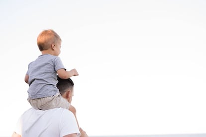 Un padre juega con su hijo. 