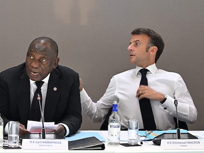 El presidente francés, Emmanuel Macron (derecha), y su homólogo sudafricano, Cyril Ramaphosa (izquierda), este jueves en París.